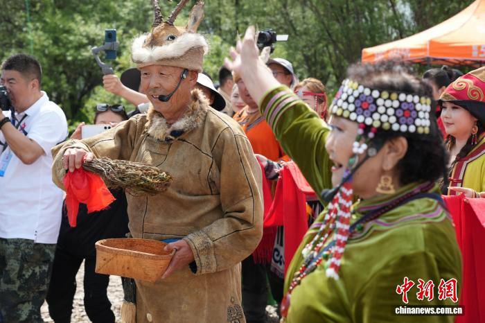 端午假期逢鄂伦春篝火节 狍角帽下山歌讲述民族故事