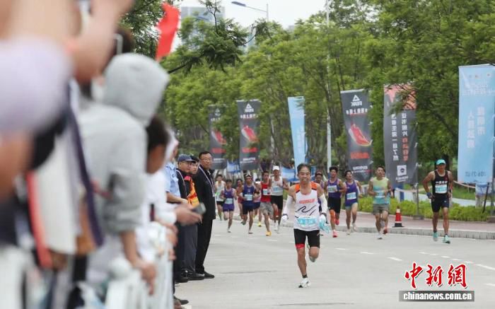 1.2万名跑者齐聚昆明 2026半程马拉松滇池畔开赛  第2张