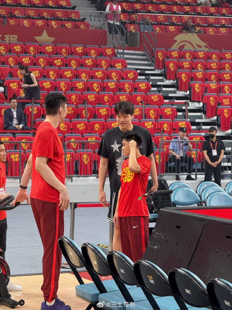 中国男篮热身赛前留洋三将场边交流 杨瀚森余嘉豪赵维伦同框