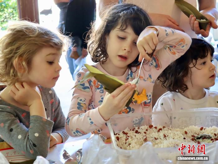 “茶和天下——悉尼端午游园会”在悉尼举行 吸引超2000名民众参与