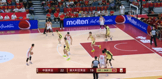 灵性老六！庞峥麟拼抢前场板 眼神假动作突破上篮造杀伤