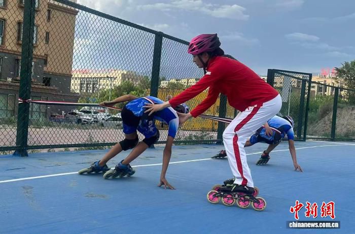阿勒泰援疆教练李海霞：东北话指令带轮滑娃训练  第2张