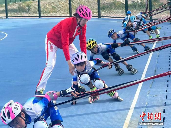 阿勒泰援疆教练李海霞：东北话指令带轮滑娃训练