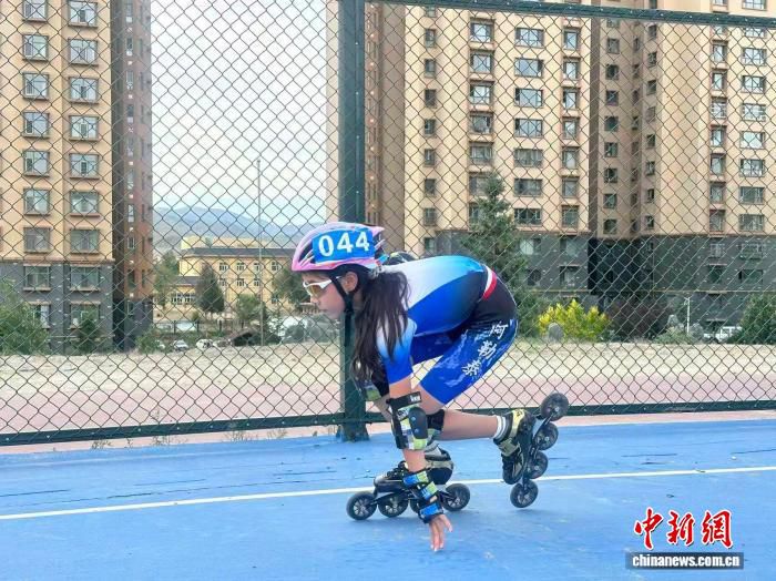 阿勒泰援疆教练李海霞：东北话指令带轮滑娃训练  第3张