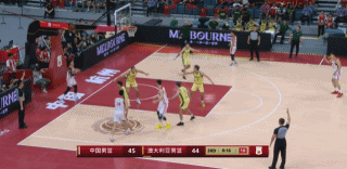 锋线版本答案？王俊杰三分线外虚晃突破 滑翔高手上篮打板命中