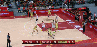 可不能有事啊！下半场刚开始赵继伟右脚不适被换下场 表情痛苦  第2张