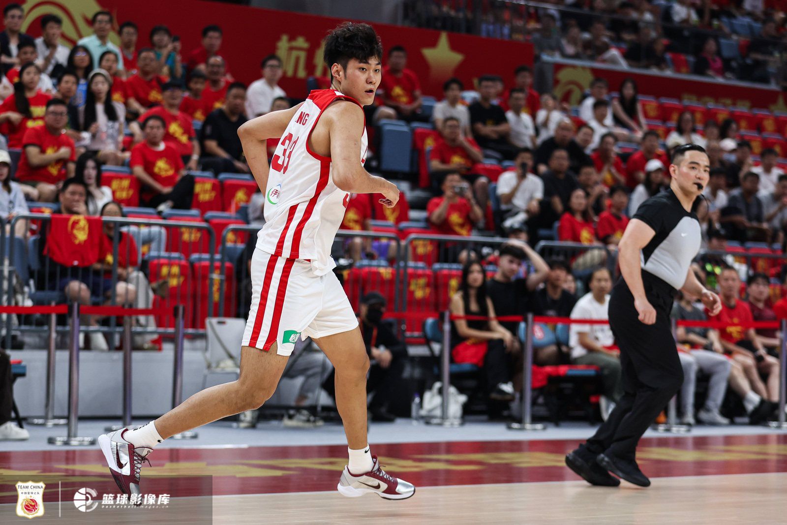 中国男篮热身赛半场44-42领先澳大利亚 王浩然替补出战得3分1篮板