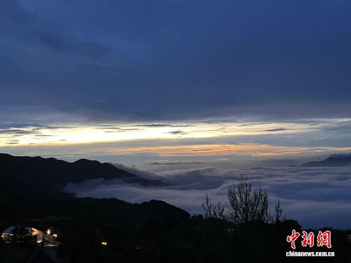 浙江宁波一咖啡主理人端午假期记录云海日出并分享至社交平台