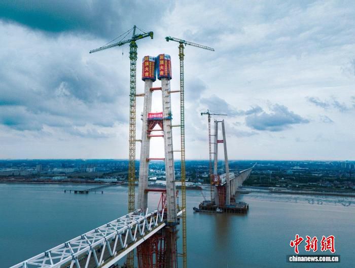通苏嘉甬高铁杭州湾跨海铁路大桥北航道桥主塔全部完成施工