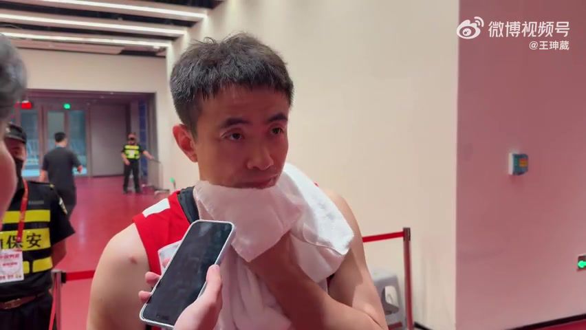 男篮热身赛赵继伟谈脚踝伤势：问题不大，已重新登场