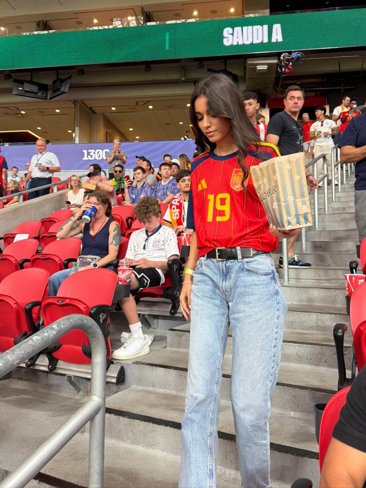 亚马尔世界杯首球助西班牙4-0大胜，女友现场见证  第7张