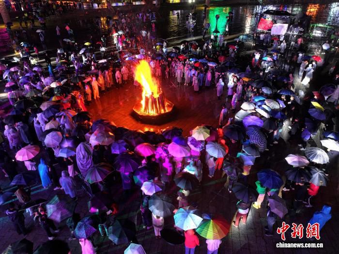 漠河第36届北极光节夏至启幕 游客体验“白夜”现象