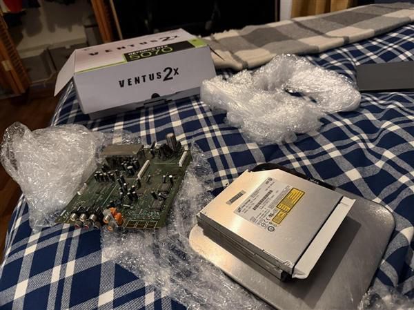 用户购买微星RTX 5070到货发现被调包 包裹内为旧电路板与DVD  第2张