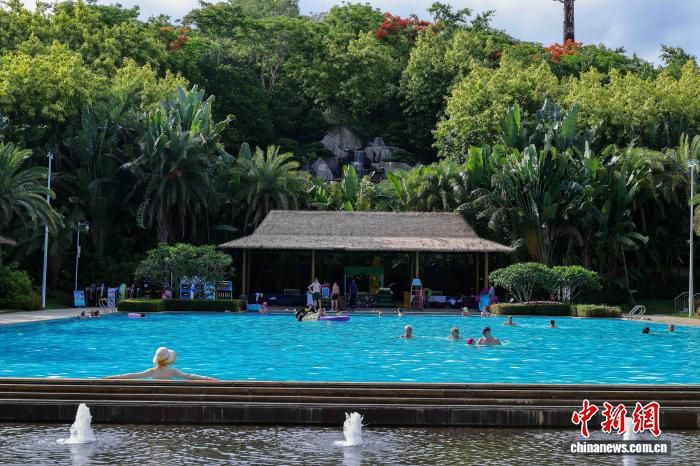 俄罗斯游客钟情海南陵水热带温泉 生态环境成吸引力  第2张