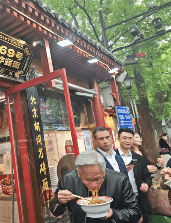 雷军武汉街头吃热干面，专业跟拍设备凸显另类营销手法  第2张