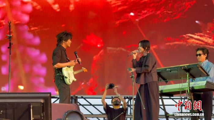 许巍歌声唱响包头城中草原 实景版“乐队的夏天”启幕  第2张