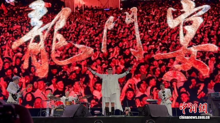 许巍歌声唱响包头城中草原 实景版“乐队的夏天”启幕  第3张