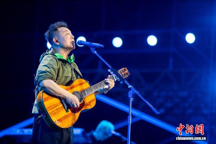 许巍歌声唱响包头城中草原 实景版“乐队的夏天”启幕
