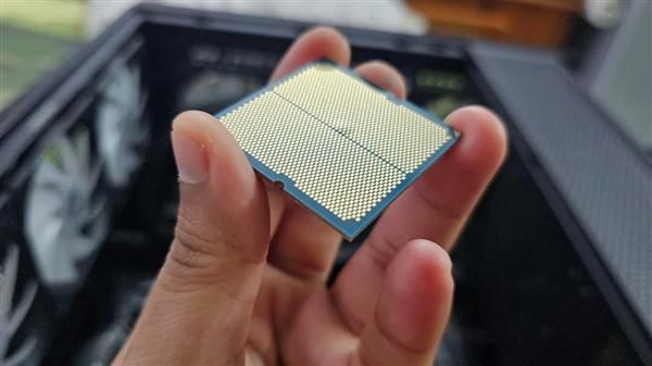 Reddit用户报告Ryzen 9 9900X处理器出现物理鼓包 故障发生于使用一年内  第1张