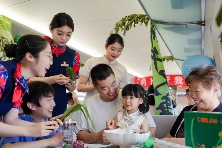 郑州局集团公司G2693次列车于6月16日开展端午主题活动  第2张