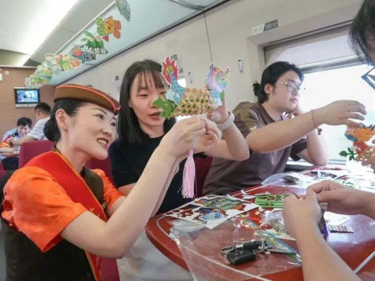 郑州局集团公司G2693次列车于6月16日开展端午主题活动  第12张