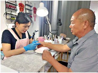 济宁金乡美甲店为60岁以上老人免费提供实用美甲片
