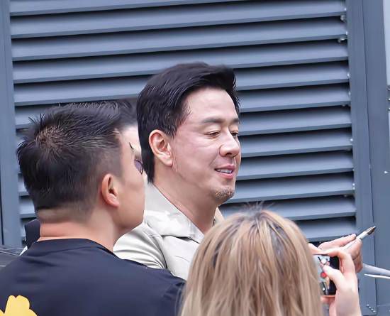 杨坤6月19日被网友偶遇，无滤镜生图反差显著