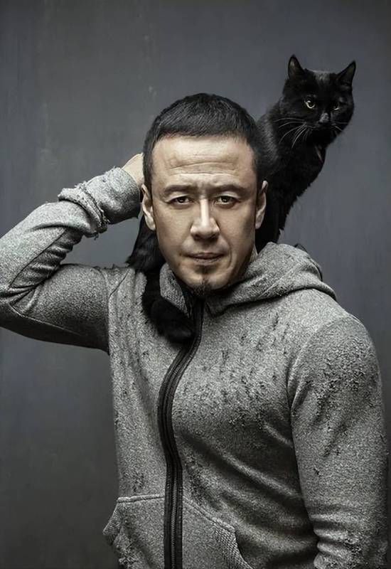 杨坤6月19日被网友偶遇，无滤镜生图反差显著  第3张