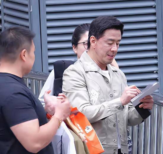 杨坤6月19日被网友偶遇，无滤镜生图反差显著  第2张