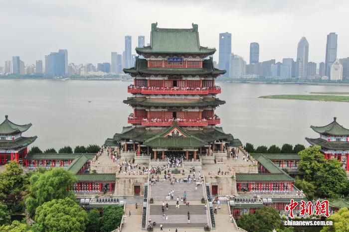 滕王阁景区推“经典背诵”挑战 游客背古文可获终身免票资格
