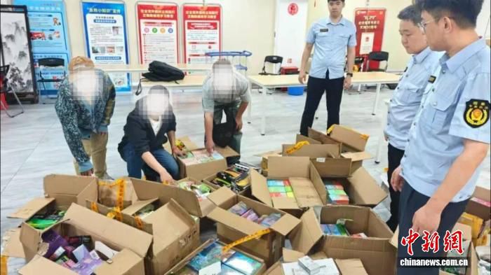 成都高新警方破获非法销售电子烟案 锁定玉林夜市周边片区