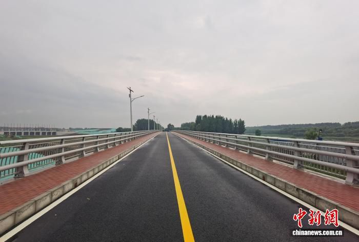 温榆河左堤路桥正式通车 系温潮减河工程首座投入使用跨河路桥
