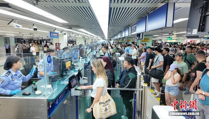 端午小长假罗湖口岸查验出入境旅客超72万人次 外籍旅客文化体验游成增长亮点