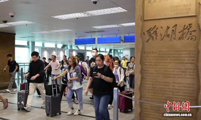 端午小长假罗湖口岸查验出入境旅客超72万人次 外籍旅客文化体验游成增长亮点  第2张