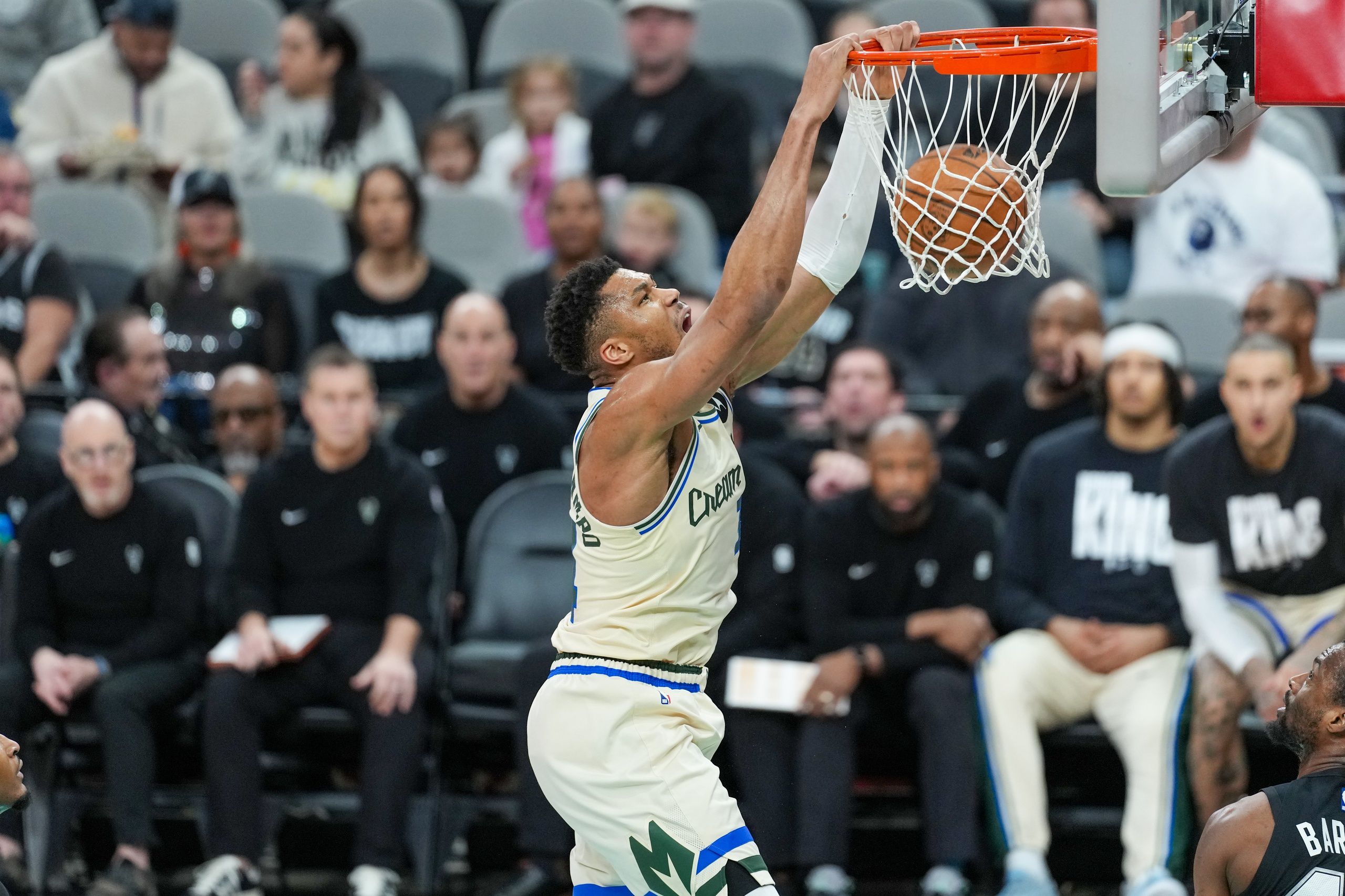 NBA选秀大会前夕 凯尔特人加大筹码追求字母哥引发关注
