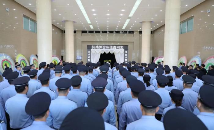 内蒙古包头市一派出所副所长陈佳鑫因公牺牲 遗体告别仪式举行  第2张