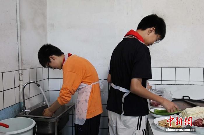 湖南衡山宝米小学8名毕业生：亲手烹饪“谢师宴”致谢师恩