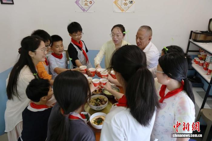 湖南衡山宝米小学8名毕业生：亲手烹饪“谢师宴”致谢师恩  第2张