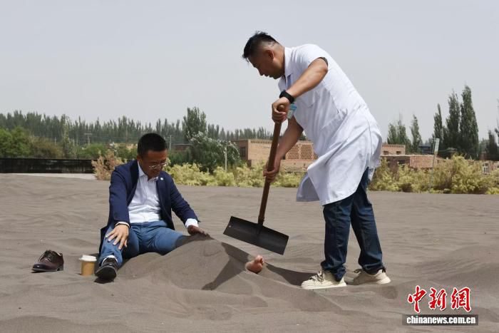 新疆吐鲁番气温逼近40℃ 上海游客体验沙漠沙疗  第2张