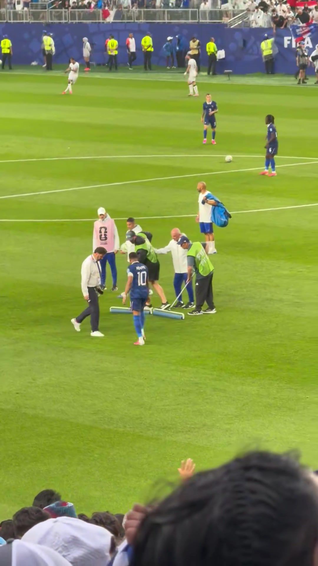 姆巴佩赛前指导清理积水 法国3-0伊拉克获小组赛连胜