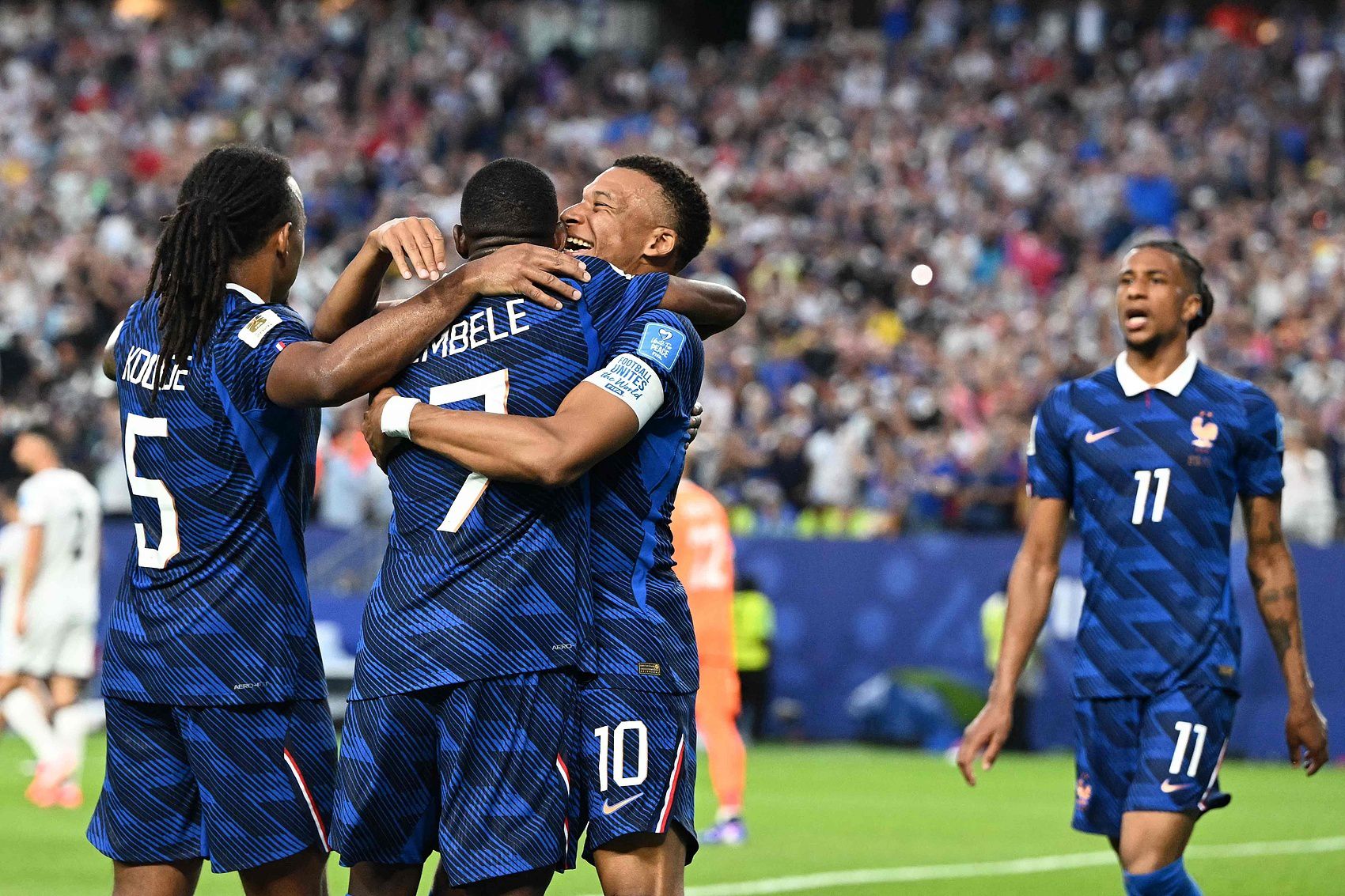 法国3-0胜伊拉克提前晋级，姆巴佩百场里程碑获评8分