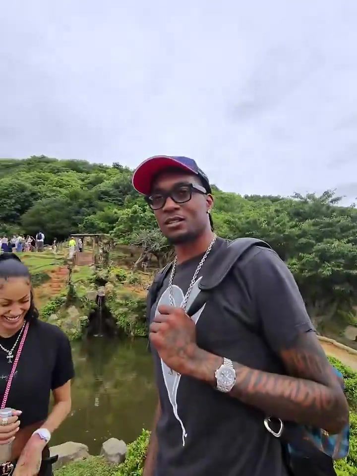 👀麦丹在外旅游听到兰德尔被交易先是一愣 随后露出笑容  第2张