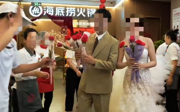 新人婚宴落地海底捞 门店送花歌舞助兴