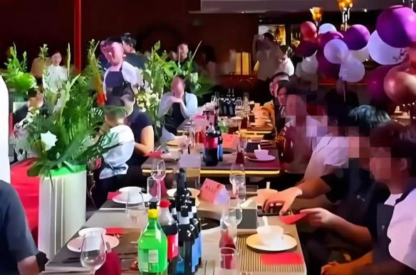 新人婚宴落地海底捞 门店送花歌舞助兴  第2张