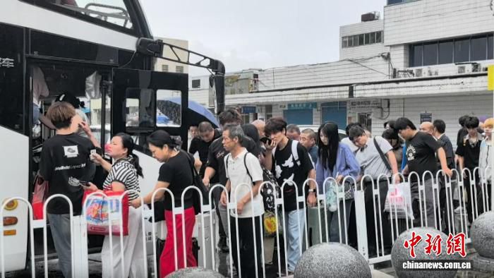 沪昆线湖南段因强降雨临时封锁 800余名旅客两小时内完成转运  第1张