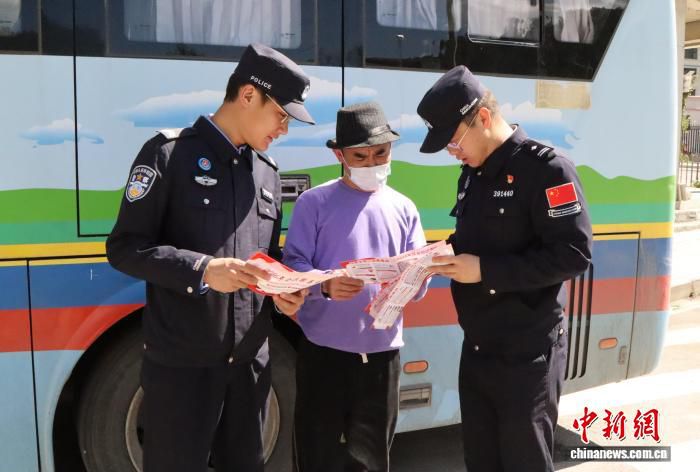 西藏边检总站执法调查支队22日在多地同步开展禁毒宣传  第2张