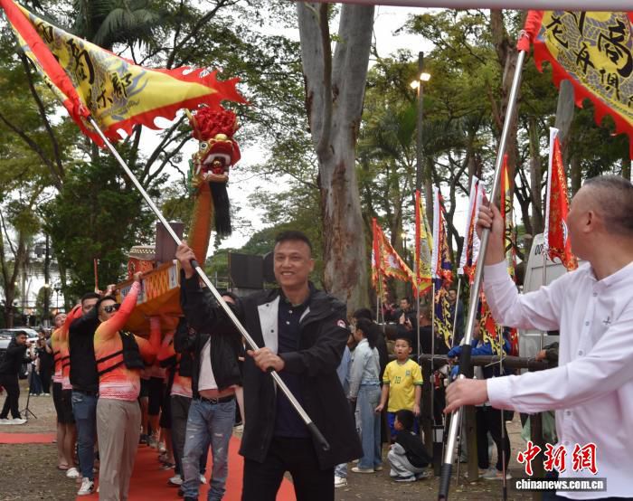 巴西圣保罗与里约举办多场龙舟赛 侨胞圆“龙舟梦”  第2张