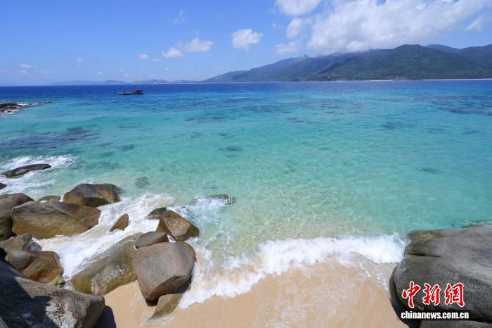 12国媒体人走访海南分界洲岛 体验北纬18度热带海岛风情