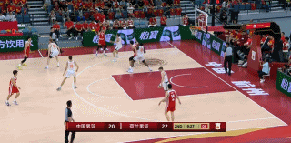 这球不应该！徐昕转身顶开对手上空篮没上进 抢篮板疑似被戳眼睛