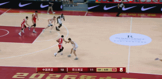 很自信！徐昕内线要位大打小 接球转身左手抛投弹进一气呵成